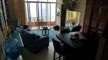 Standard Condo, 1 Bedroom, Kitchen, Ocean View | Living area | Smart TV
