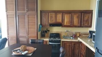 Standard Condo, 1 Bedroom, Kitchen, Ocean View | In-room dining