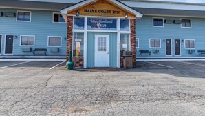 Un petit bâtiment d’un seul étage, sur lequel on peut lire l’inscription « MAINE COAST INN » et, au-dessus de l’entrée, « Vacationland Inn ».