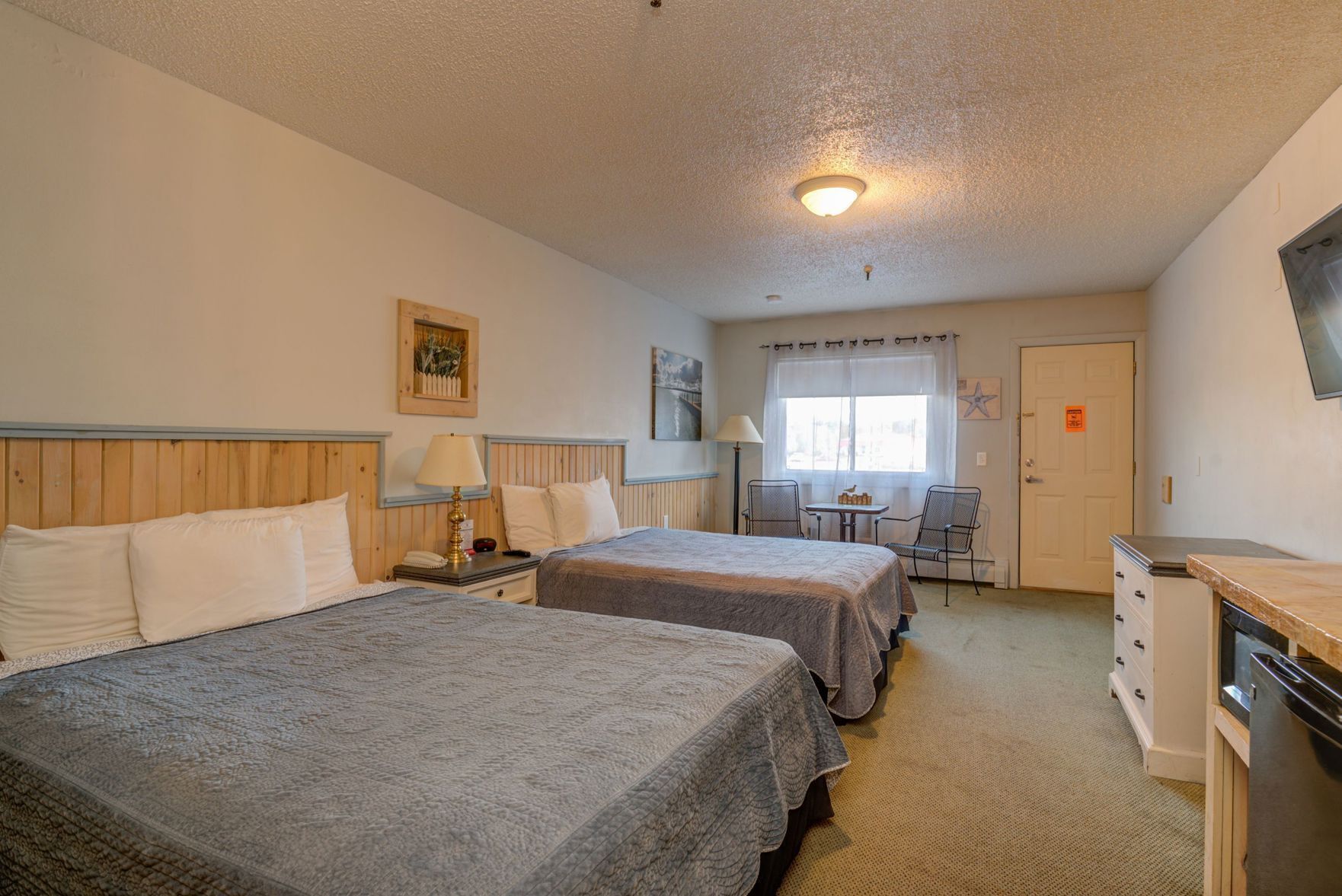 طراز فريد لكل وحدة ومكواة/لوح كي وواي فاي مجانًا وملاءات أسرّة