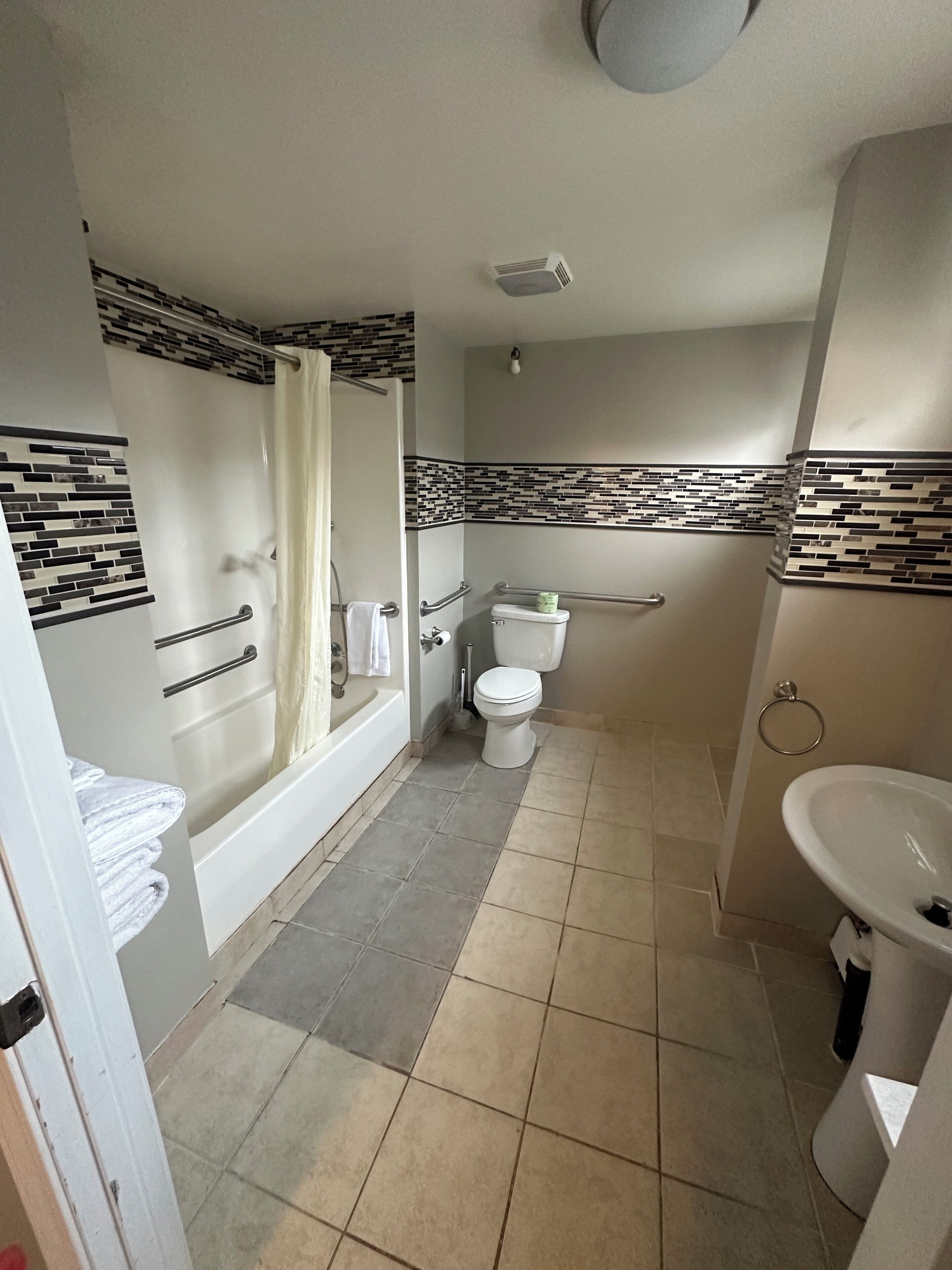 ADA Access Room 1 XL Full Dog Friendly | Bathroom | Combined shower/tub, free toiletries, hair dryer, towels