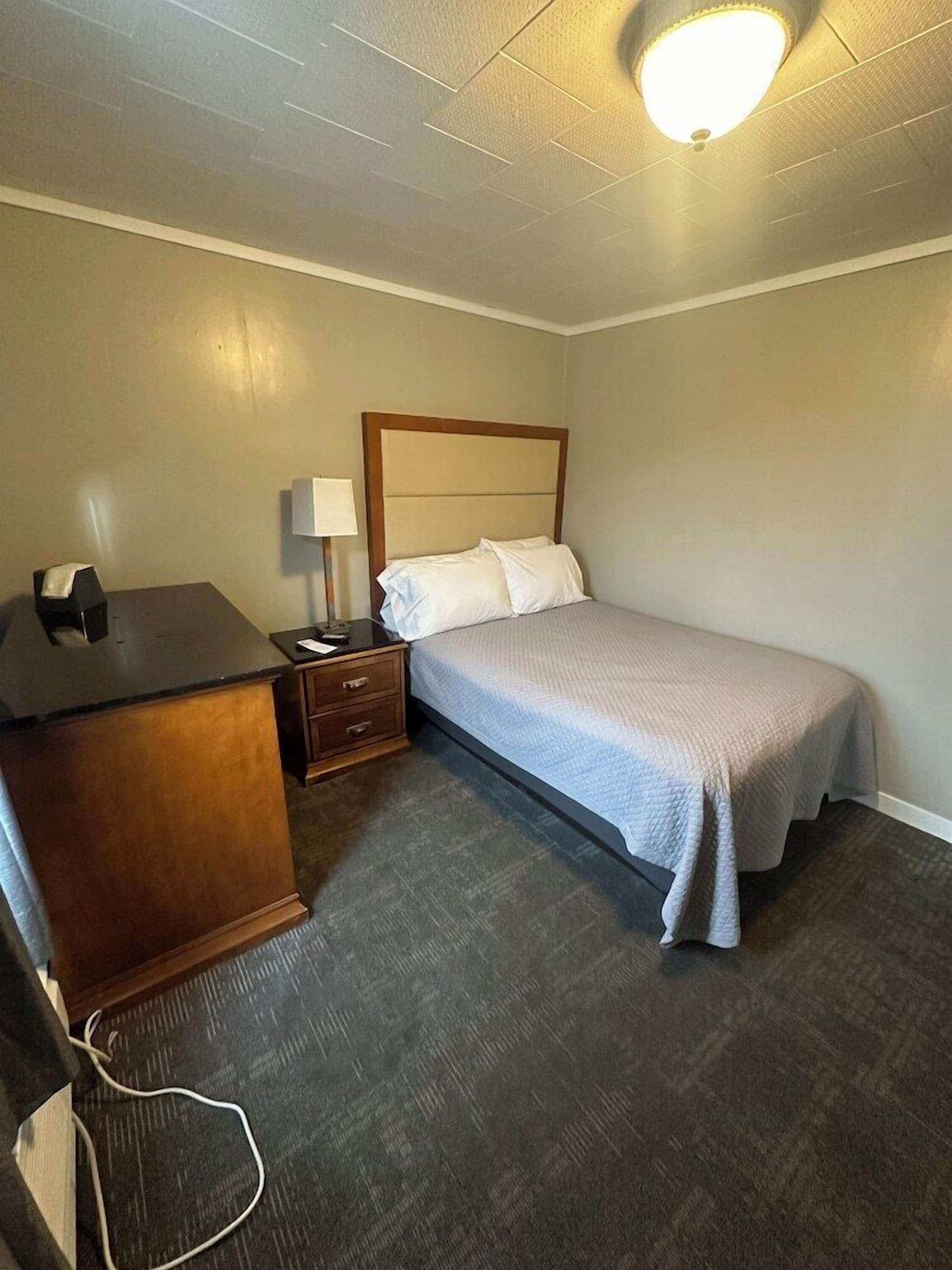 Individually furnished, iron/ironing board, free WiFi, bed sheets