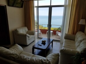 Standard Condo, 1 King Bed with Sofa bed, Kitchen, Ocean View | Living room