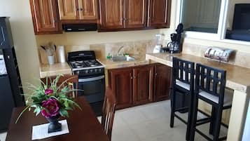Condo estándar, 1 cama King size y sofá cama, cocina, vista al océano | Cocina privada | Refrigerador con congelador, microondas, horno y parrilla de estufa