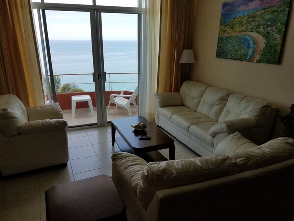 Standard Condo, 1 King Bed with Sofa bed, Kitchen, Ocean View | Living room | Smart TV