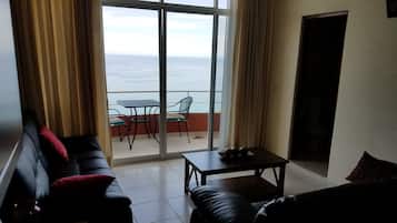 Condo estándar, 1 cama King size y sofá cama, cocina, vista al océano | Sala de estar | Smart TV