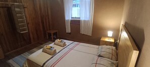 Habitación básica doble, 1 habitación, vista a la montaña, torre | Tabla de planchar con plancha y wifi gratis 