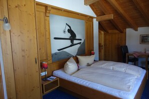 デラックス ダブルルーム | セーフティボックス (室内)、WiFi (無料)、ベッドシーツ