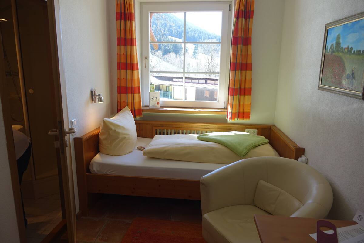 Single Room | In-room safe, WiFi (free), bed sheets