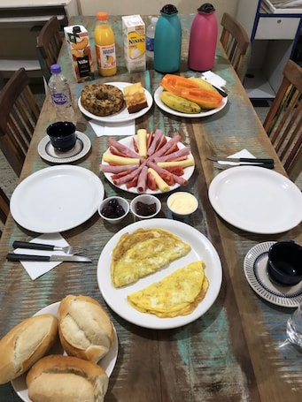 Desayuno continental diario (BRL 50 por persona)