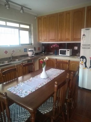 Refrigerador em uma área comum
