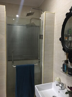 Douche, serviettes fournies