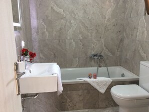Suite Confort, plusieurs lits, non-fumeurs | Salle de bain | Baignoire, articles de toilette gratuits, peignoirs, serviettes fournies