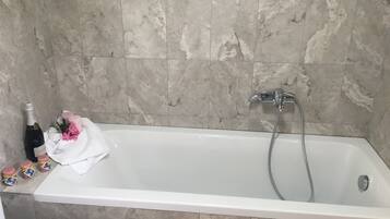 Comfort-Suite, Mehrere Betten, Nichtraucher | Badezimmer