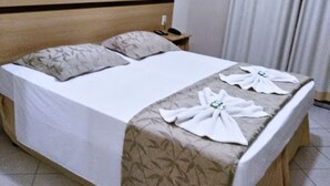 Desk, blackout drapes, iron/ironing board (on request), WiFi (free) - Hotel Marfim I (Sumare)