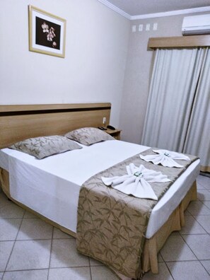 Escritorio, cortinas blackout y tabla de planchar con plancha