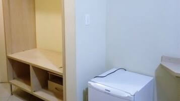 Escrivaninha, cortinas blackout, ferros/tábuas de passar roupa