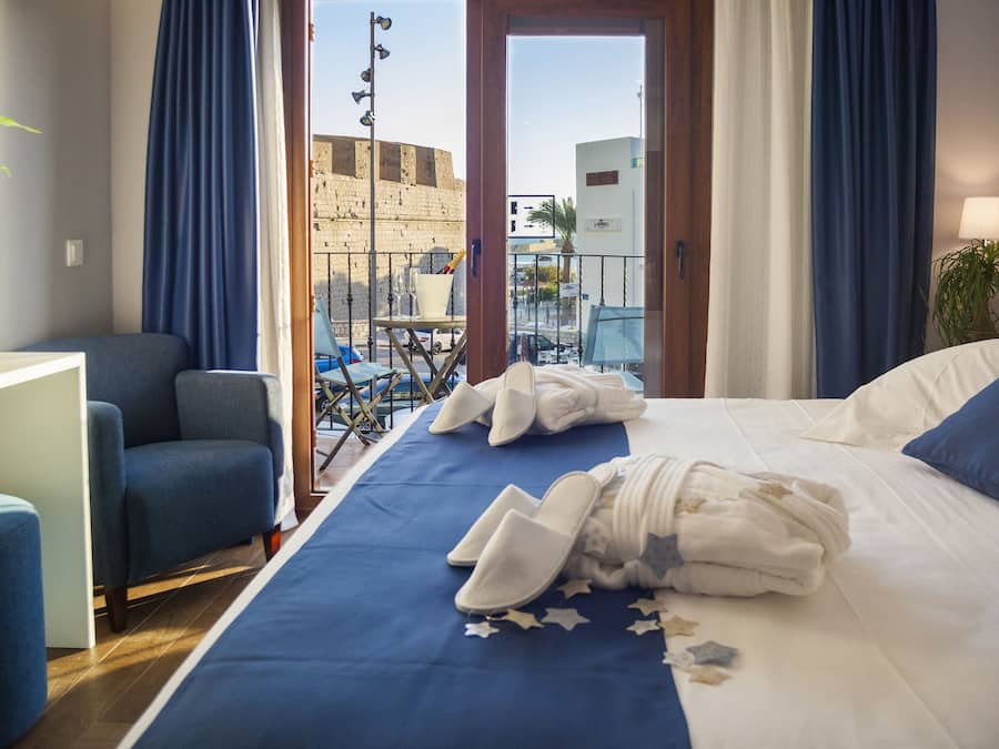 Quarto casal superior, terraço | Frigobar, cortinas blackout, quartos à prova de som, Wi-Fi de cortesia