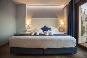 Superior tweepersoonskamer, terras | Een minibar, verduisterende gordijnen, geluiddichte muren, gratis wifi