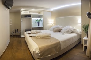 Deluxe Double Room, Terrace, Sea View | Minibar, blackout drapes, soundproofing, free WiFi