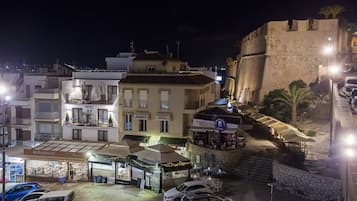 Un hôtel doté d’un restaurant et d’un bar, situé à proximité d’un ancien mur de pierre et d’une structure fortifiée.