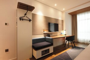 Standard Room, 1 Queen Bed, Accessible | In-room safe, free WiFi, bed sheets - Holiday Inn Express Hefei Shushan by IHG (Hefei)