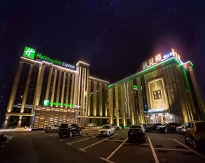 施設の正面 (日没後)