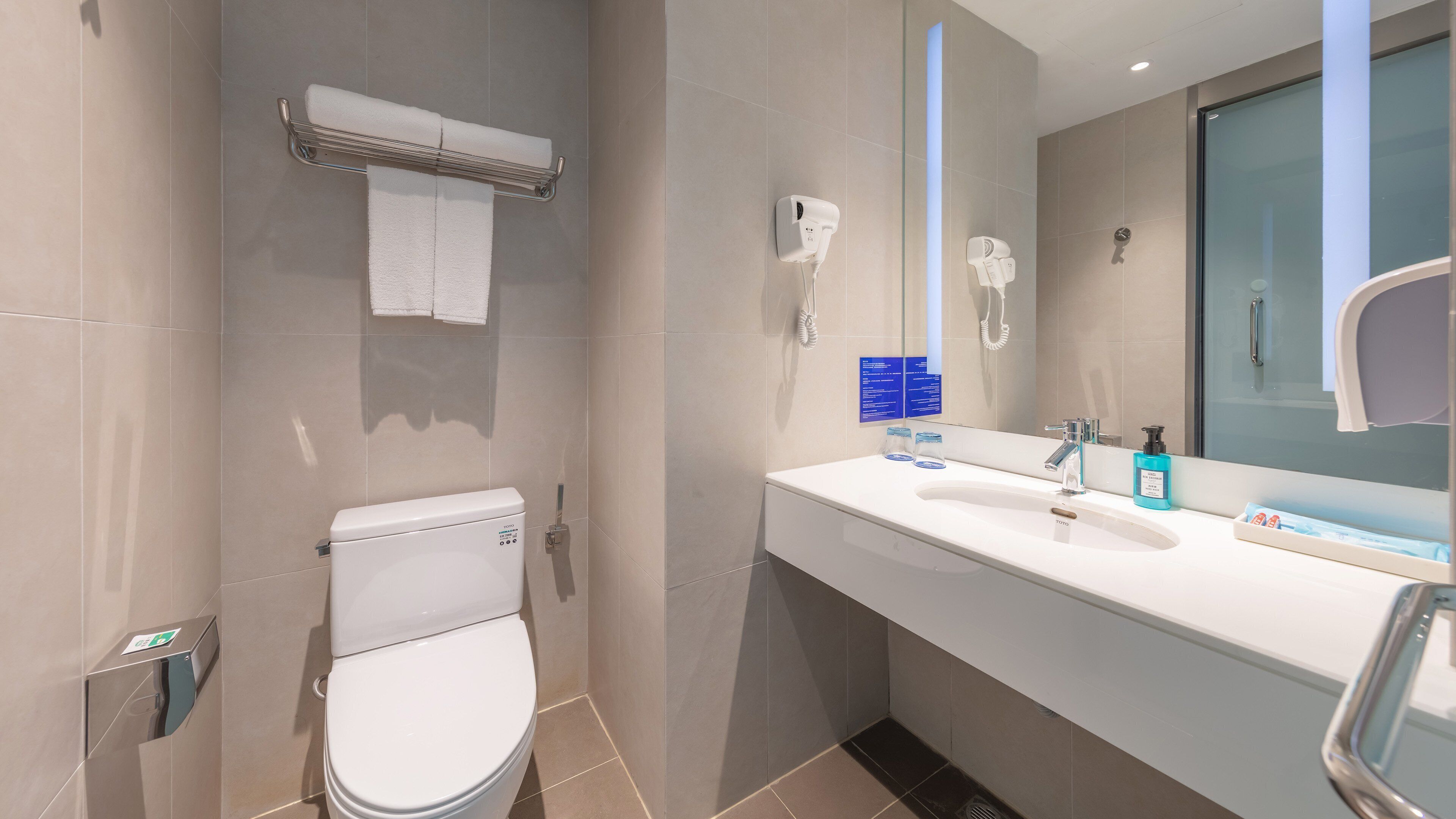 1 bedroom, premium bedding, minibar, in-room safe