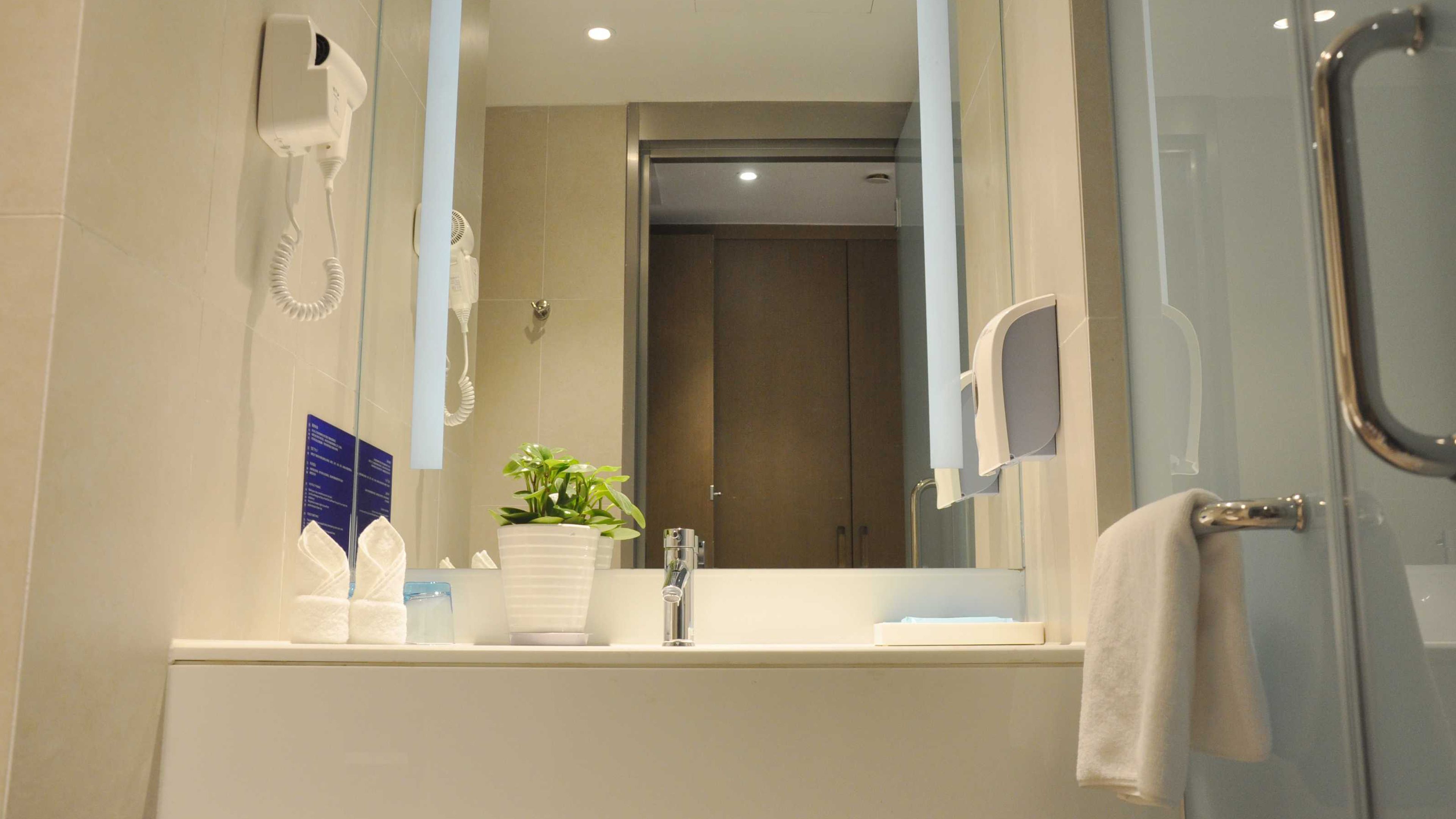 1 bedroom, premium bedding, minibar, in-room safe