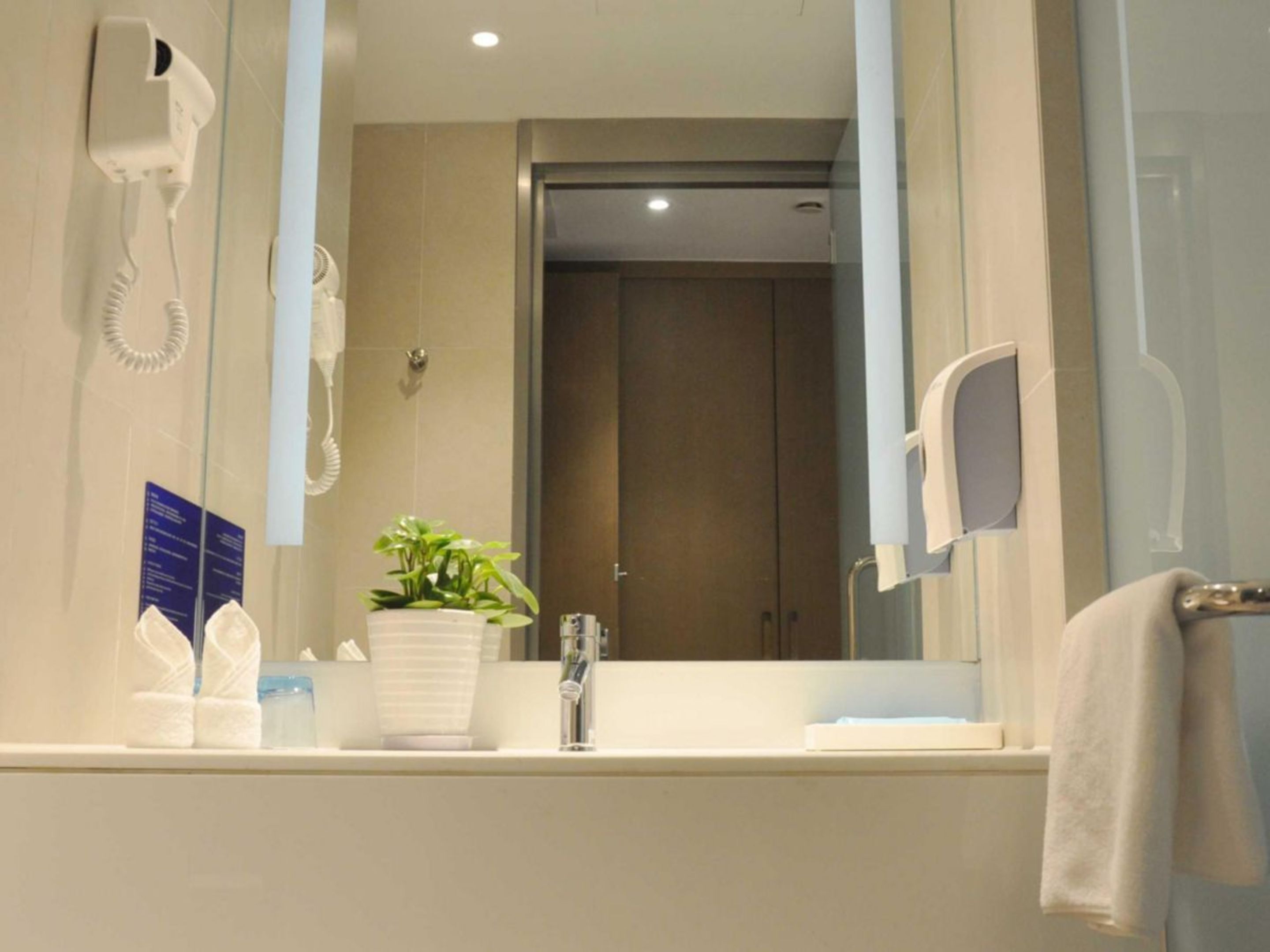 1 bedroom, premium bedding, minibar, in-room safe