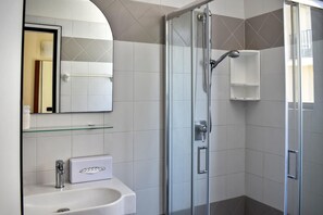 Double or Twin Room | Bathroom | Shower, free toiletries, hair dryer, bidet - Hotel Dear (Rimini)