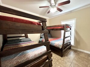 4 bedrooms, free WiFi, bed sheets - 'Penthouse' #1- right on the water, with direct private river access.  (New Braunfels)