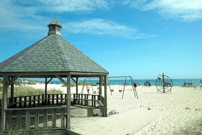 Oceanfront Escape house on SeaView Beach, Dog-Friendly!