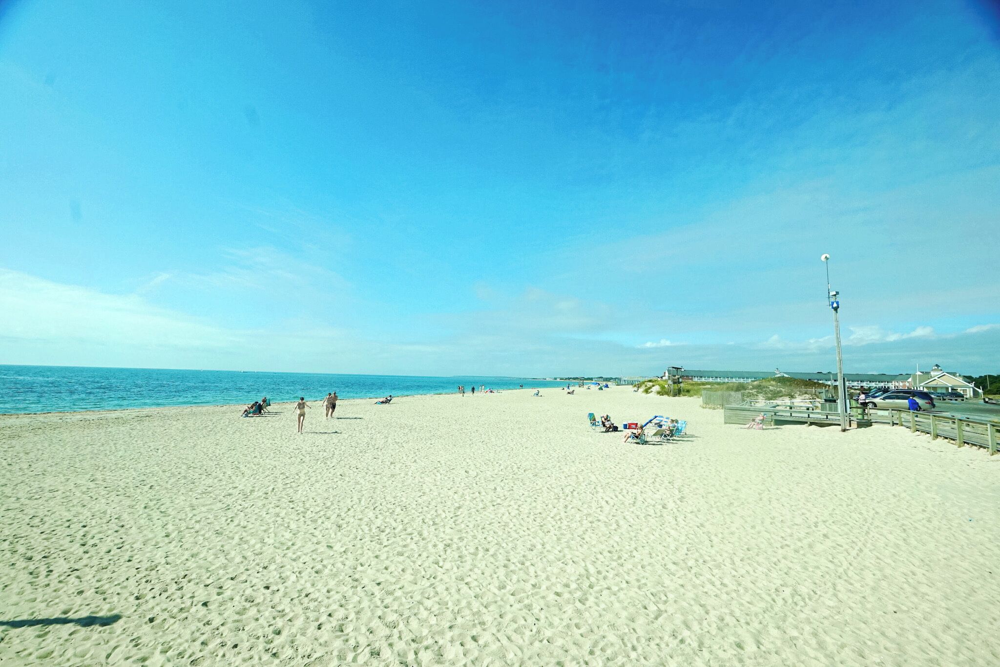 Sulla spiaggia, lettini da mare, ombrelloni, teli da spiaggia