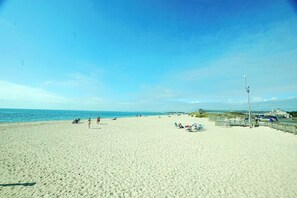 Am Strand, Liegestühle, Sonnenschirme, Strandtücher