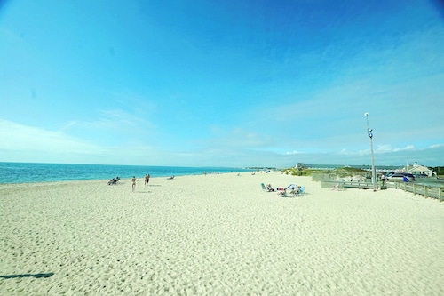 Oceanfront Escape house on SeaView Beach, Dog-Friendly!