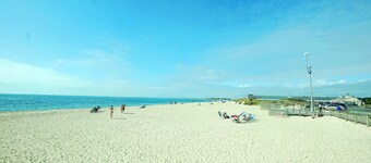 Oceanfront Escape house on SeaView Beach, Dog-Friendly!