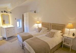 3 slaapkamers, een strijkplank/strijkijzer, reisbedje, gratis wifi