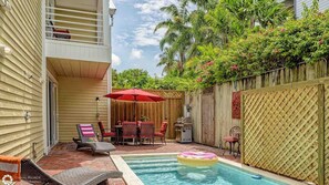 Outdoor dining - **GOOD VIBRATIONS @ OLD TOWN** Unique Villa & Pool + LAST KEY SERVICES… (Key West)
