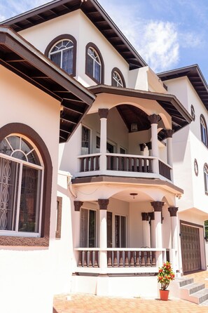 Exterior - PINES VACATION RENTALS- EXCELLENT LOCATION, MINUTES FROM EVERYTHING. (Montego Bay)