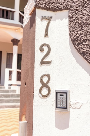 Exterior detail - PINES VACATION RENTALS- EXCELLENT LOCATION, MINUTES FROM EVERYTHING. (Montego Bay)