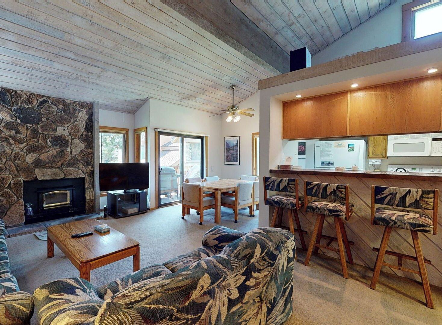 TV, fireplace