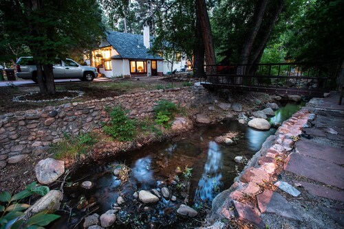 Creekside, steps to the Broadmoor, close to Zoo, Seven Falls, hike from house