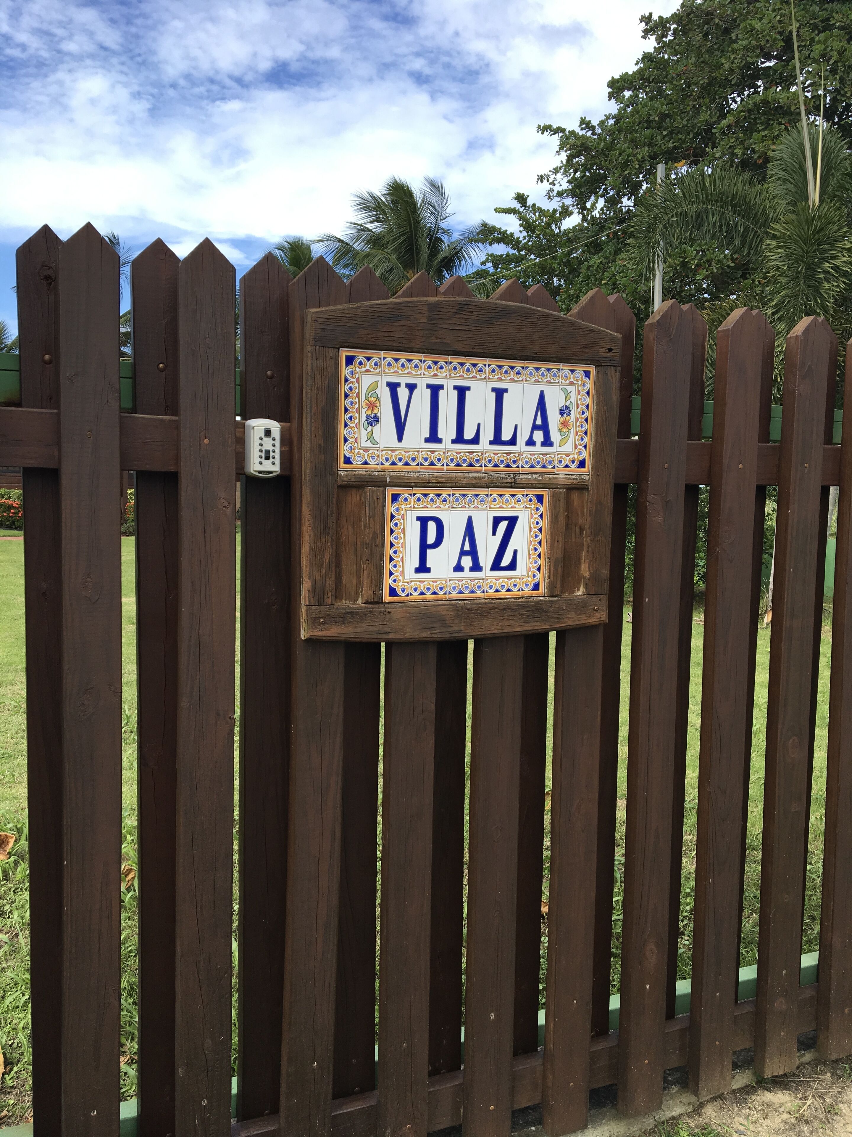 Une clôture en bois avec une pancarte sur laquelle on peut lire « VILLA PAZ ».