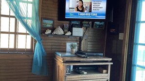Un interno in legno con un televisore a parete che trasmette un notiziario.
