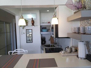 Refrigerador, microondas, parrilla de estufa y cafetera y tetera 