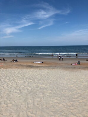 Playa en los alrededores, camastros, sombrillas y toallas de playa