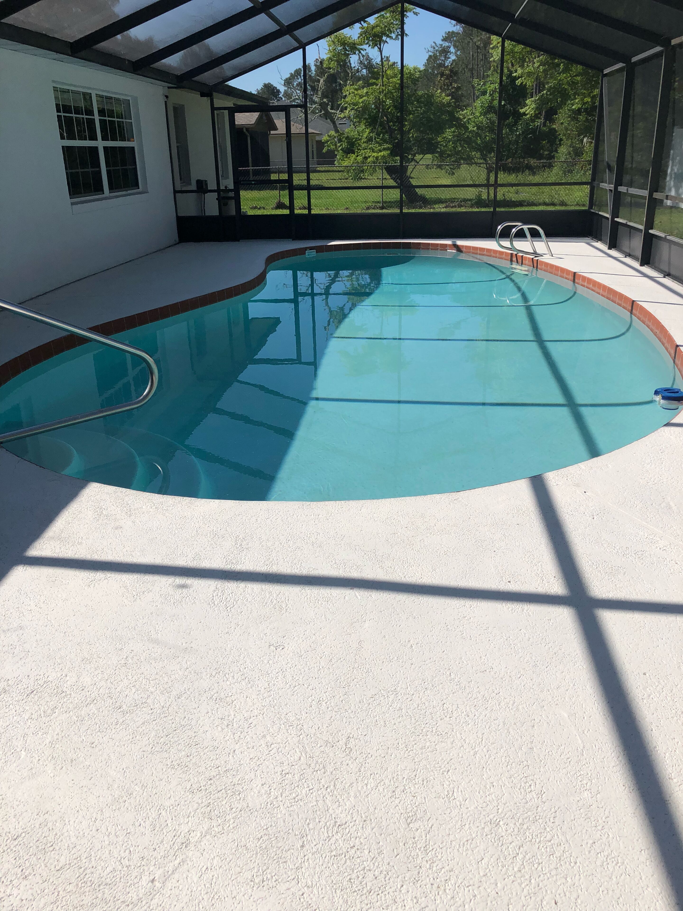 Una piscina al aire libre, una piscina climatizada