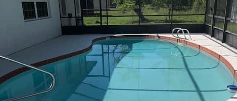 Una piscina al aire libre, una piscina climatizada