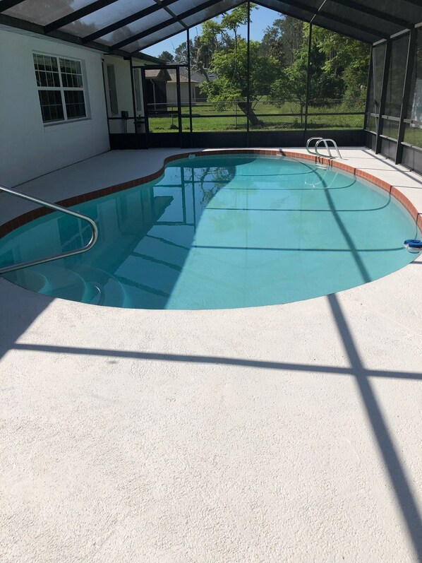 Utendørsbasseng og et oppvarmet basseng